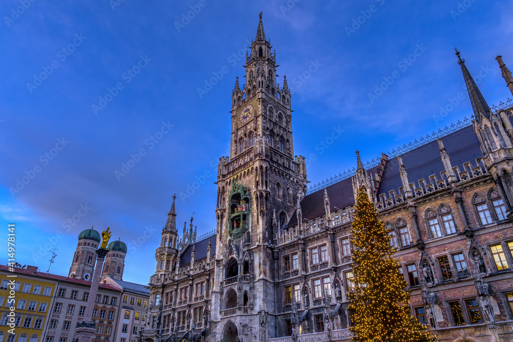 Rathaus am Marienplatz zur Weihnachtszeit, München, Bayern, Deutschland