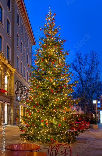 Beleuchteter Weihnachtsbaum in Münchn bei Nacht, Bayern, Deutschland