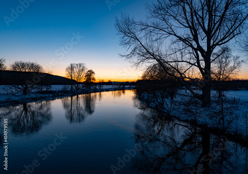 Ruhr Fluss Winter Schnee Zwielicht Idyll Bäume Frost Spiegelung Abend Dämmerung Sonne Äste Schwerte Iserlohn Wellenbad Brücke Sauerland Deutschand Böschung Panorama Natur Farbverlauf Mond blaue stunde