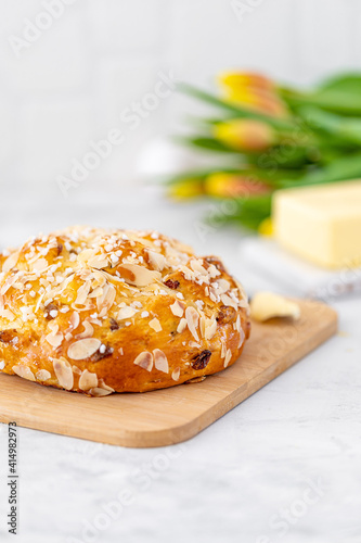 Osterfladen mit butter tulpen rosinen hell