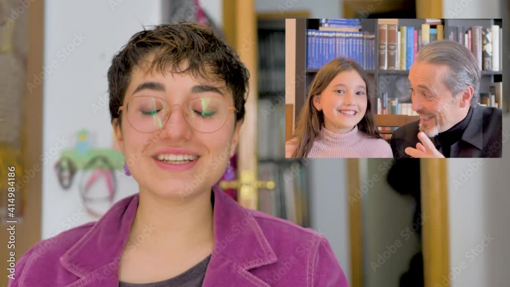 Hija adolescente tiene una charla feliz con su padre e hermana Hija adolescente tiene una charla feliz con su padre e hermana