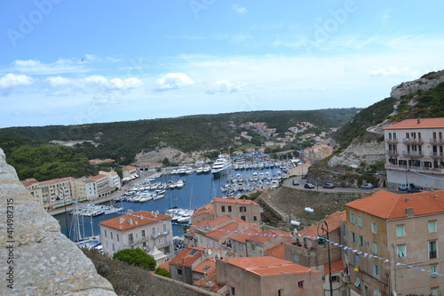 vue sur le port de Bonifacio en Corse