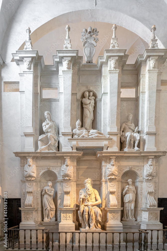 Juliusgrabmal mit Moses Statue in Marmor von Michelangelo für Papst Julius II. in der Kirche San Pietro in Vincoli in Rom in Italien