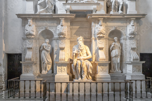 Juliusgrabmal mit Moses Statue in Marmor von Michelangelo f  r Papst Julius II. in der Kirche San Pietro in Vincoli in Rom in Italien