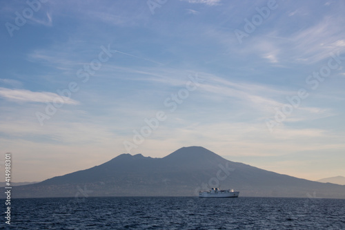 baie de Naples: une vue sur le volcan Vésuve depuis un bateau sur la mer Méditerranée, un lieu célèbre et magnifique en Italie du Sud