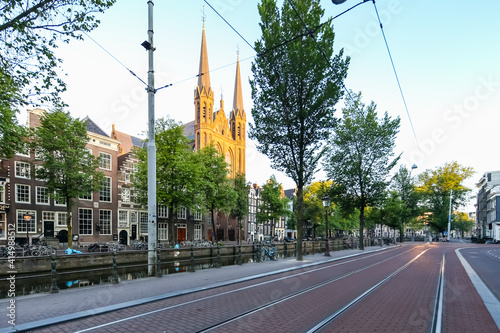 Canvas Print Iconic buildings along the streets and canals of Amsterdam around Dam Square, e