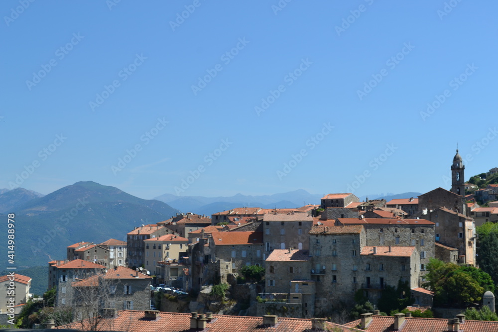village Corse sur une montagne