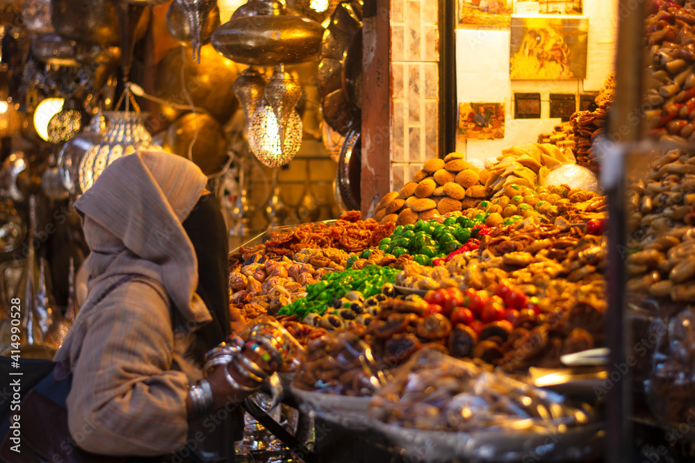 Fototapeta premium a woman in the ancient souk