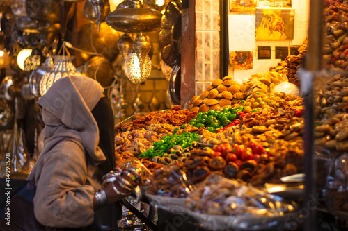 Fotografía a woman in the ancient souk