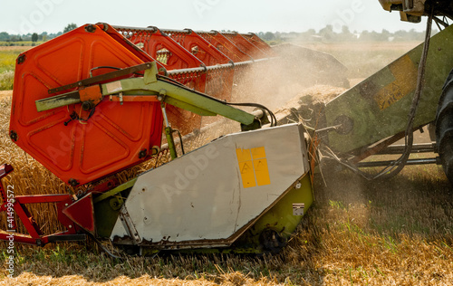 Cuadro en lienzo Rotary straw walker combine harvester cuts and threshes ripe wheat grain