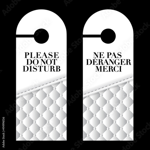 2 cintres de portes d’hôtels décorés d’une matière capitonnée - texte anglais et français - Traduction : ne pas déranger, merci.