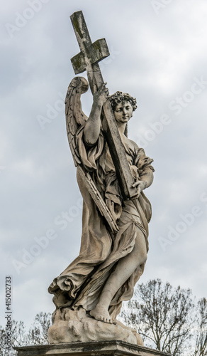 Una de las estatuas conocidas como  los locos del viento  ubicadas sobre el Puente de Sant Angello en el r  o T  ber  en Roma