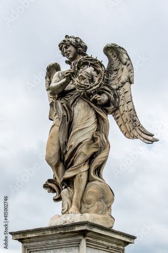Una de las estatuas conocidas como "los locos del viento" ubicadas sobre el Puente de Sant'Angello en el río Tíber, en Roma