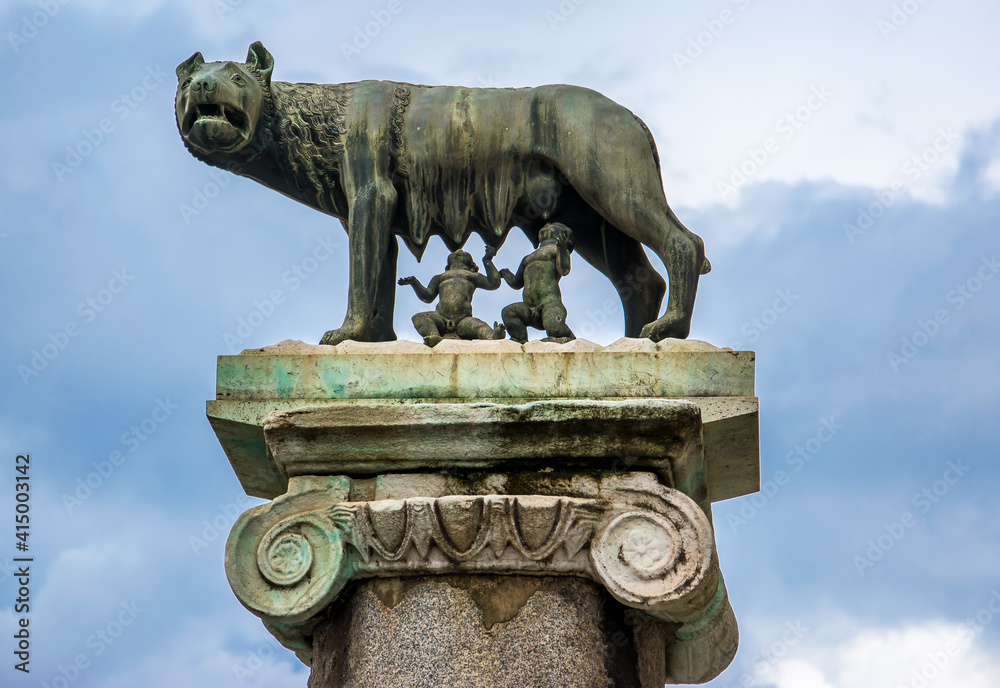 La Loba Capitolina, símbolo de la ciudad de Roma, sobre su columna ...