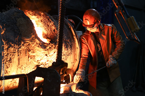Bilde på lerret A steelmaker pours pig iron from a blast furnace, sparks and splashes of hot metal fly