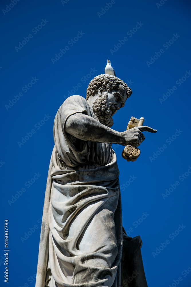 Fototapeta premium Escultura de San Pedro, con su tradicional llave en la mano y una paloma en la cabeza, realizada por Bernini para la la Plaza de San Pedro, en el Vaticano