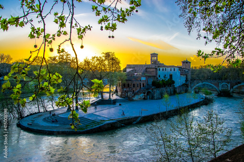 Φωτογραφία Imagen de la Isola Tiberina, en Roma, al atardecer y entre las hojas de los árbo