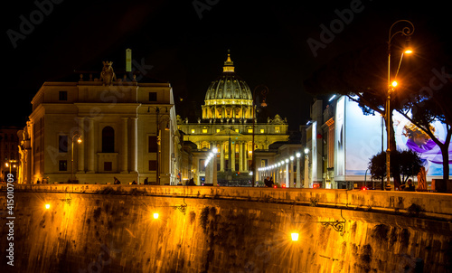 Imagen nocturna de la Via della Conciliazione desde el puentre de Vittorio Emanuele II, con la basílica y la cúpula de San Pedro, en el Vaticano, al fondo. © Franjagoher