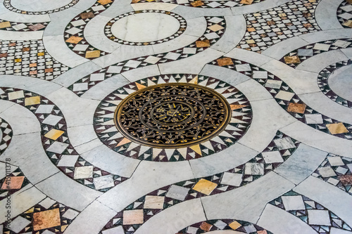 Tradicional pavimento de las basílicas papales romanas formado por piezas de basalto y mármol entre otros tipos de minerales