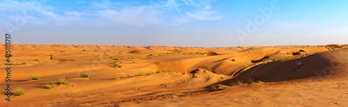 Die Dünen von Wahiba Sands und ein blauer Himmel. Eine Wüstenlandschaft im Oman, Panorama.