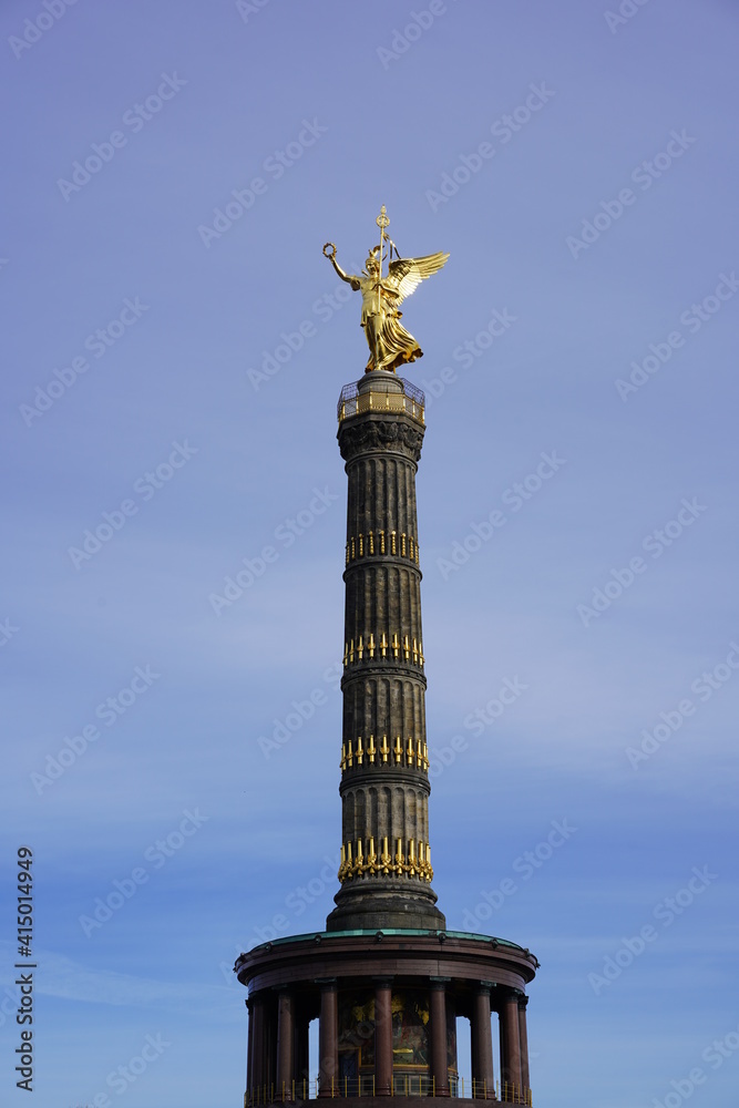 Seitenansicht Siegessäule Berlin, milchig blauer Himmel, Sonnenschein, Panorama
