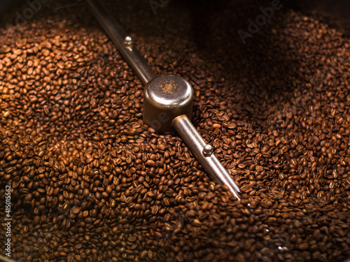 Obraz na płótnie Coffee Roaster With Roasted Coffee Beans Close-up w salonie