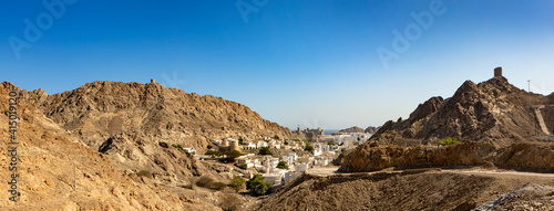 Maskat die Hauptstadt des Omans. Eine schöne Ansicht in das Tal von Maskat und ein blauer Himmel, ein Panorama. photo