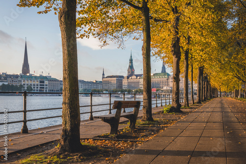Germany, Hamburg, Neuen Jungfernstieg along Binnenalster lake and city centre in autumn