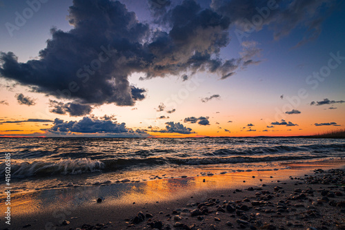 Sonnenuntergang hinter Wolken an der Küste zum Achterwasser bei Usedom in Mecklenburg-Vorpommern © Matthias Pens