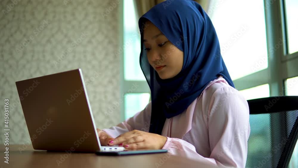 Malay lady work from home Malay lady work from home