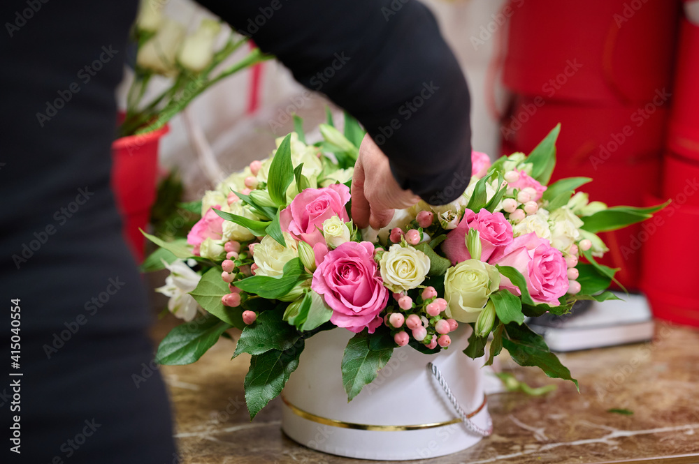 Ταπετσαρία Florist making a flower box with pink and white roses on the table, white roses