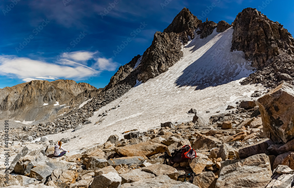 Obraz na plátně Woman Meditating at 12,000 feet elevation to find her inner peace and equilibriu