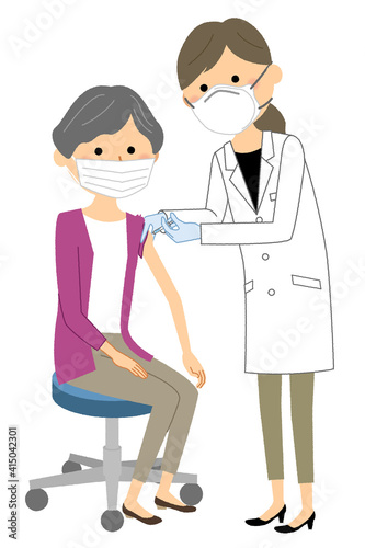 ワクチン接種を受ける高齢者 