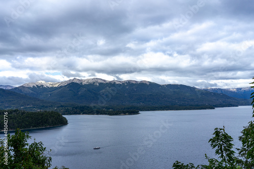 lake and mountains © Ignacio