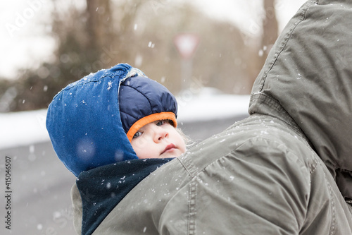 Photos petite fille sur le dos de sa maman sous la neige