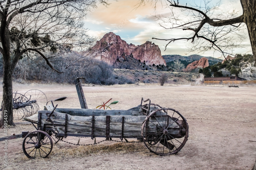 Fototapeta premium Old farm wagon at Garden of the Gods