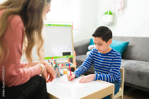 Foto Caucasian therapist working with an elementary boy with depression