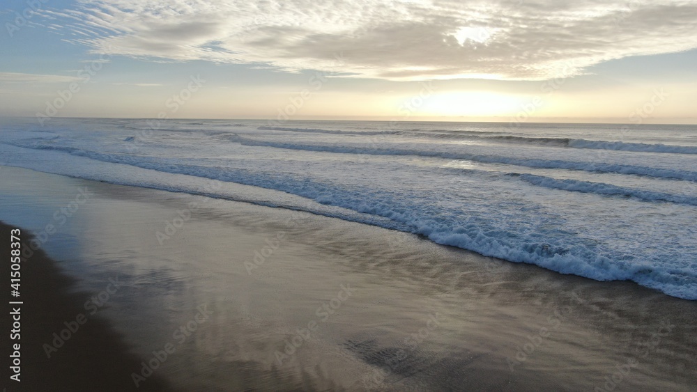Vue aérienne de la plage au coucher du soleil