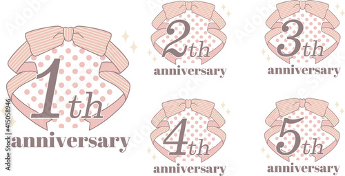 ガーリーなリボンとドットのアニバーサリーエンブレムロゴセット・1周年～5周年