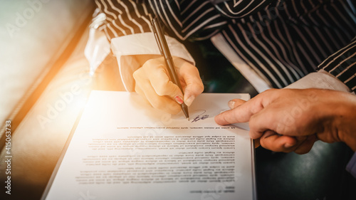 Schilderij op canvas closeup of businesswoman hand signing agreement or contract