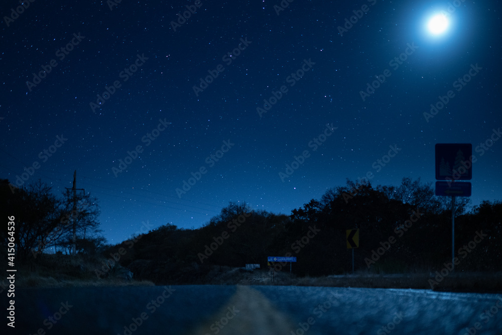 Naklejka premium Camino nocturno