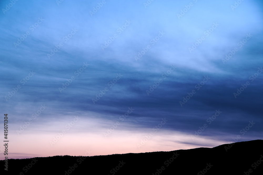 夜明けの空と雲。