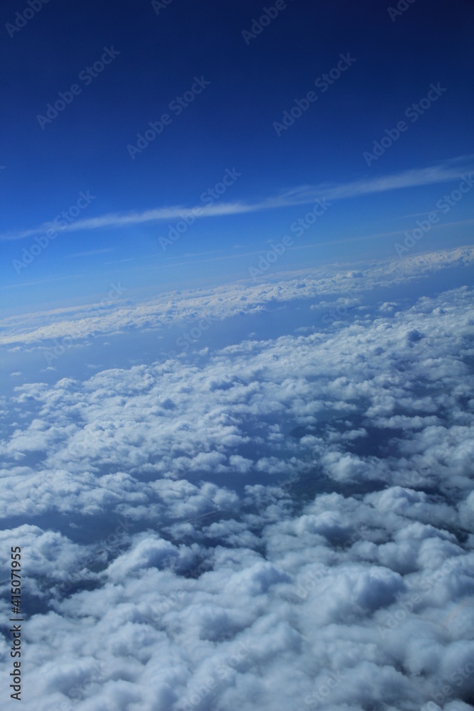 航空機の窓から見た空・雲・海