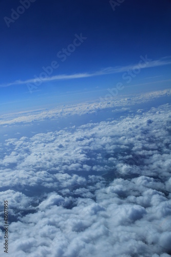 航空機の窓から見た空・雲・海