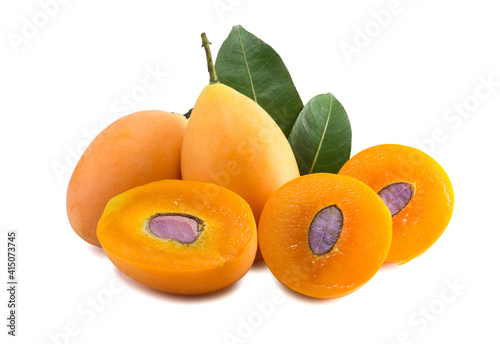Foto sweet yellow Marian plum thai fruit on white background (Mayongchid Maprang Mari