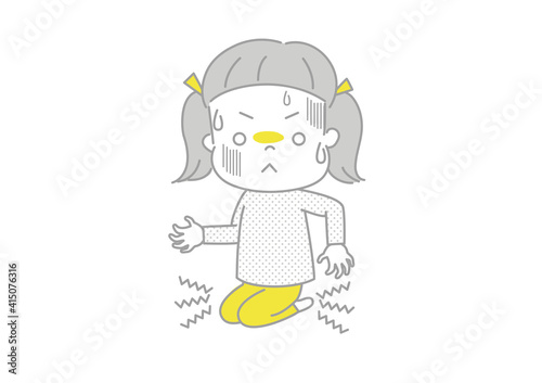 正座をして足がしびれている女の子　足がしびれて冷や汗をかいている女の子