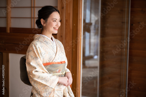 Fotografia, Obraz Japanese women who look good in beautiful kimonos that are easy to use as banner material for travel