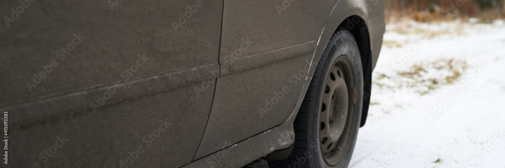 Naklejka premium very dirty gray car in the autumn or winter in the mud. banner