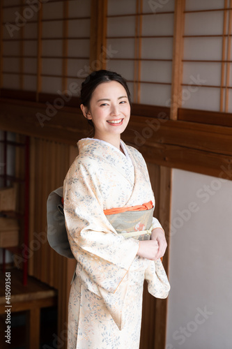 Tela A beautiful Japanese woman who looks good in a kimono omotenashi