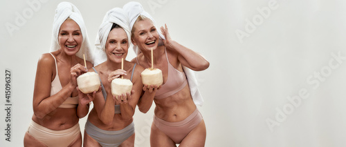 Canvas Print Women having a party with coconut drink